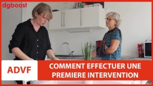 Badge et blouse d'aide à domicile devant une porte d'entrée