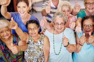 Résidents d'une maison de retraite profitant d'activités sociales et conviviales