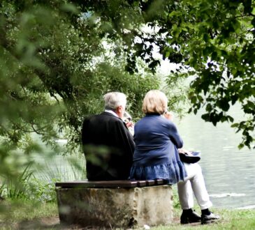 deux personnes âgées assises